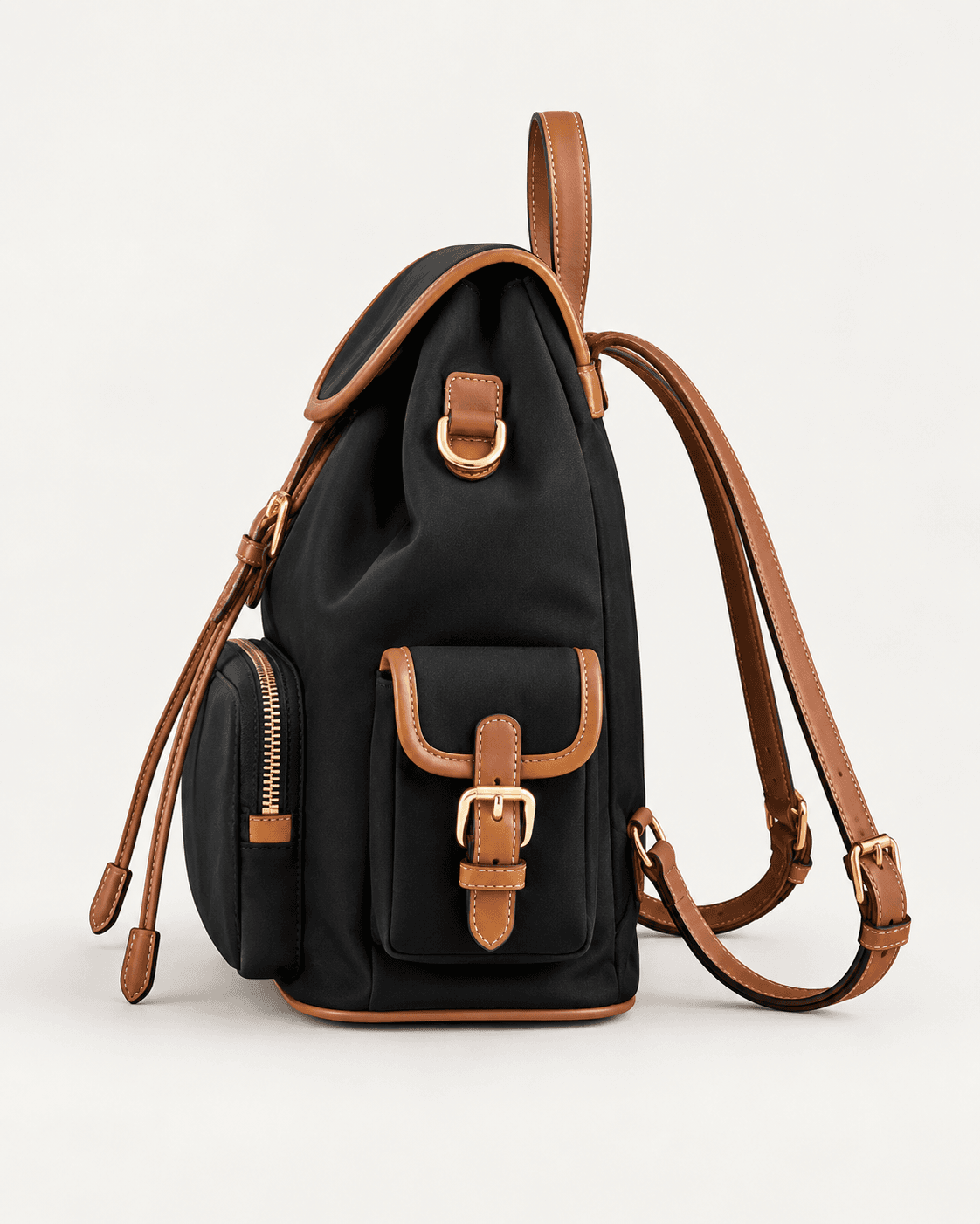 Mochila Miu Miu en color negro, vista lateral